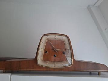 Antieke Wuba Klok - Vintage Design beschikbaar voor biedingen