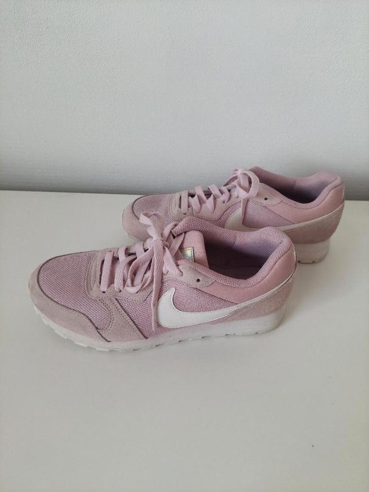 Nike sneakers MD runner 2 Maat 39 zo goed als nieuw, Kleding | Dames, Schoenen, Zo goed als nieuw, Sneakers of Gympen, Roze, Ophalen of Verzenden