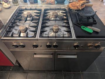 Stoer, breed gasfornuis beschikbaar voor biedingen