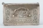 Zilveren tabaksdoos Holland 1858 grave decor jockey te paard, Antiek en Kunst, Antiek | Goud en Zilver, Ophalen, Zilver