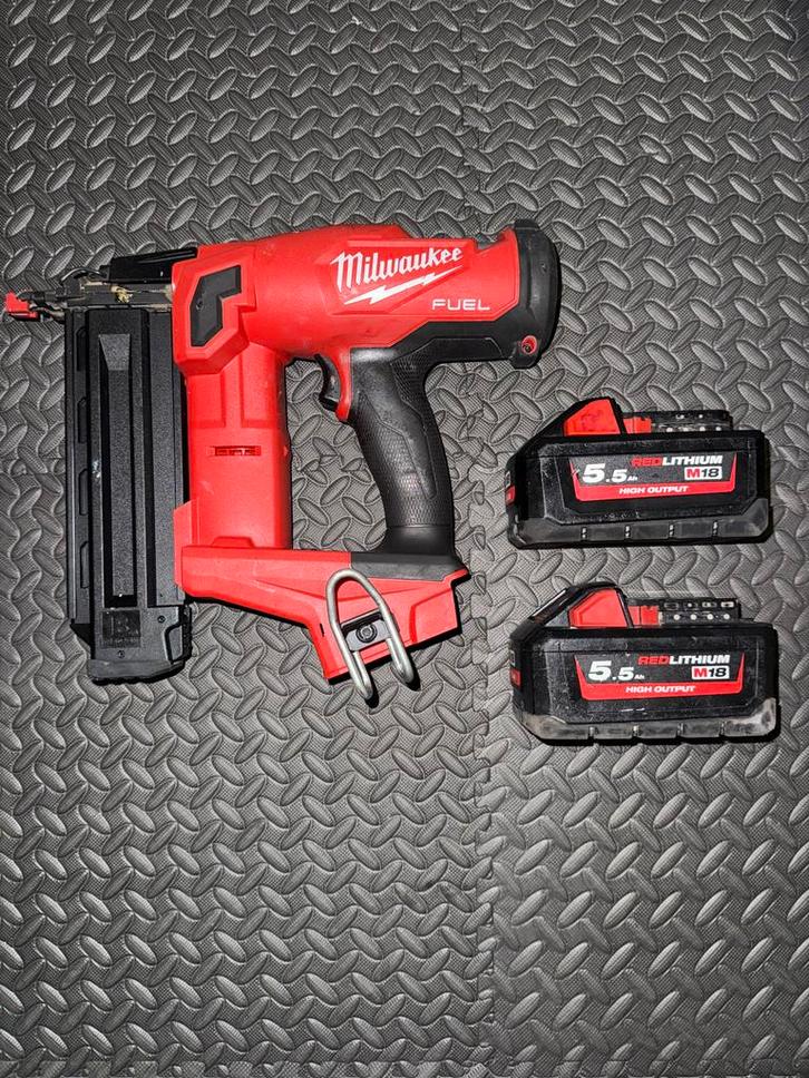 Milwaukee M18 tacker + 2x 5.5Ah accu's, Doe-het-zelf en Verbouw, Gereedschap | Overige machines, Zo goed als nieuw, Ophalen of Verzenden