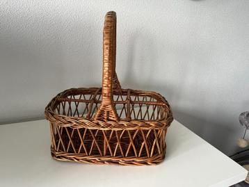 Rieten flessenmand beschikbaar voor biedingen