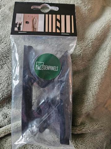 Twee haken kapstok voor wandpaneel beschikbaar voor biedingen