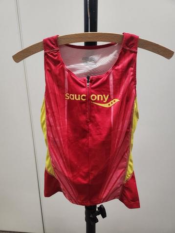 Saucony Shirt Kleur Rood/Geel Maat M Nieuw zonder Kaartje