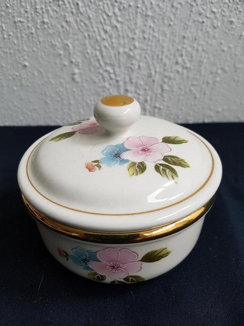 Mooi Schaaltje met deksel. Bloemmotief. Aardewerk., Huis en Inrichting, Woonaccessoires | Schalen en Manden, Zo goed als nieuw