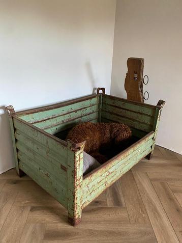 Stalen stapelbak | Hondenmand beschikbaar voor biedingen