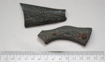 2 x Antiek kolf beslag van pistool of revolver. Bodemvondst beschikbaar voor biedingen