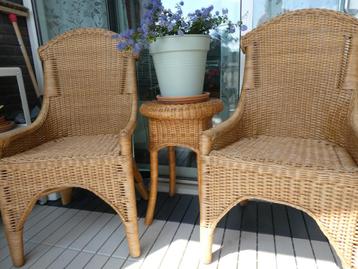 TUIN-BALKON-TERRAS set riet tafel 2xstoel-zitkussens+hoezen beschikbaar voor biedingen