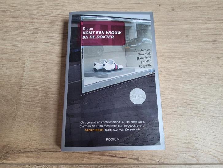Komt een vrouw bij de dokter - Kluun ~ TH8026, Boeken, Literatuur, Gelezen, Nederland, Ophalen of Verzenden