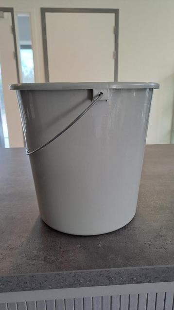 Grijze emmer met hengsel beschikbaar voor biedingen