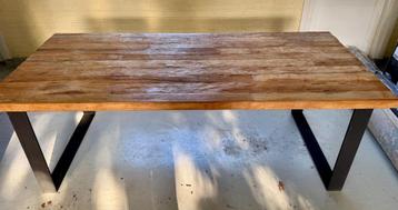 Mooie houten tafel  beschikbaar voor biedingen