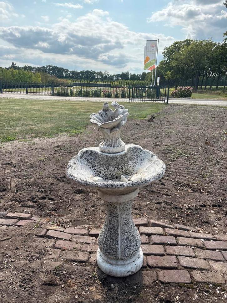 Tuin fontein met vogeltjes (beschadigd), Tuin en Terras, Waterpartijen en Fonteinen, Gebruikt, Fontein, Beton, Ophalen