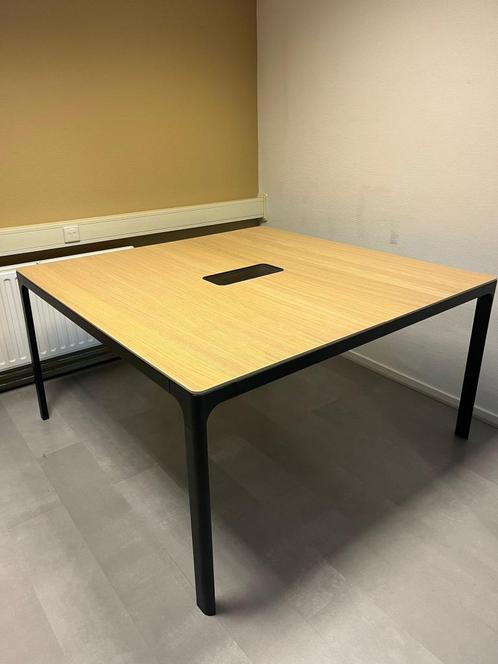 Kantoortafels / bureaus met kabelbox (140x140x73 cm) 2 stuks, Huis en Inrichting, Bureaus, Gebruikt, Bureau, Ophalen