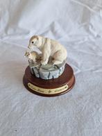 Beeldje Moeder ijsbeer met jong op rots B062, Ophalen of Verzenden, Zo goed als nieuw, Dier