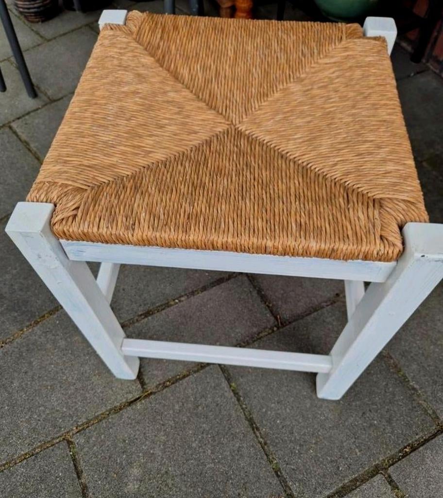Leuke vintage witte kruk met rieten zitting hele goedestaat, Ophalen of Verzenden, Gebruikt