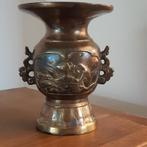 Antieke chinese bronzen vaas met flora en fauna versieringen, Verzenden, Brons