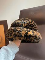 Leuke luipaardprint hoed - Bijenkorf, Kleding | Dames, Hoeden en Petten, Ophalen of Verzenden, Zo goed als nieuw