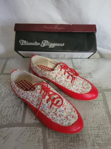 NIEUWE rode schoenen met bloemetjes. Mt 37. Claudia Ghizzani beschikbaar voor biedingen
