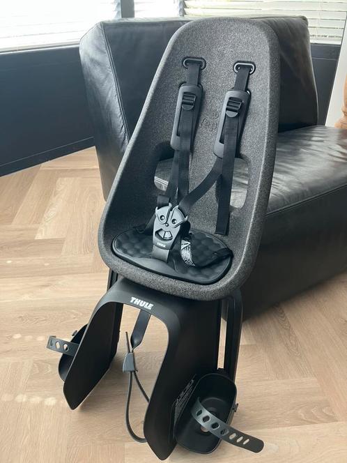 Thule Yepp nexxt maxi fietsstoeltje bagagedrager zwart, Fietsen en Brommers, Fietsaccessoires | Fietsstoeltjes, Zo goed als nieuw