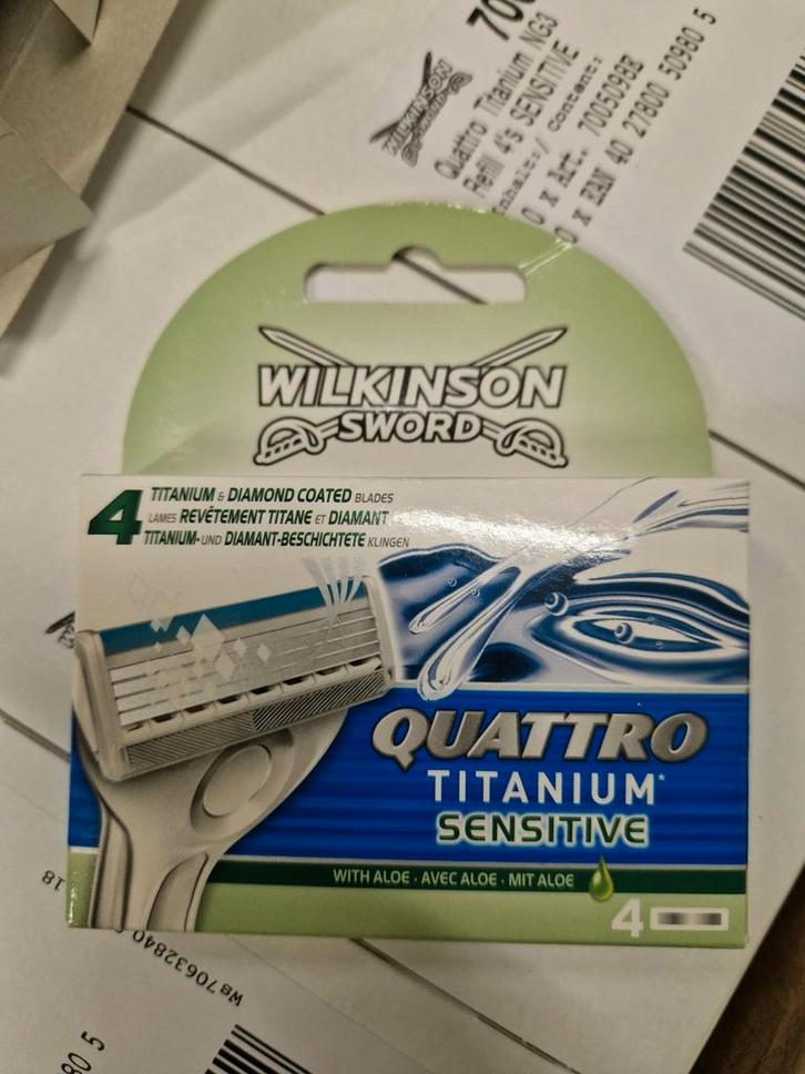 3 Dozen Wilkinson Quattro Titanium Scheermesjes, Sieraden, Tassen en Uiterlijk, Uiterlijk | Lichaamsverzorging, Nieuw, Overige typen