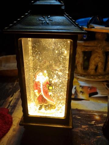 Lantaarn met sneeuwman Zie foto's bieden beschikbaar voor biedingen