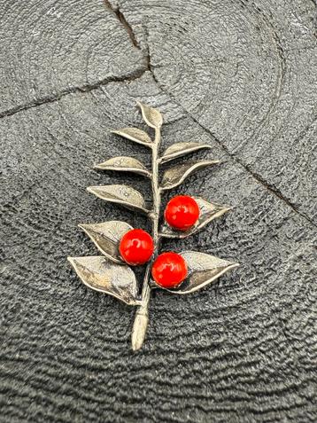 Zilveren miniatuur tak met blad en rode bessen beschikbaar voor biedingen