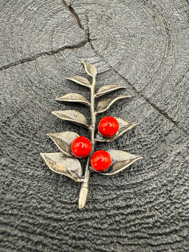 Zilveren miniatuur tak met blad en rode bessen, Antiek en Kunst, Antiek | Goud en Zilver, Ophalen of Verzenden