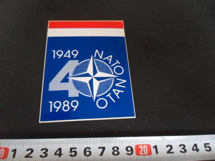 sticker leger NATO OTAN 40 jaar 1949 - 1989 nederland, Verzamelen, Stickers, Zo goed als nieuw, Ophalen