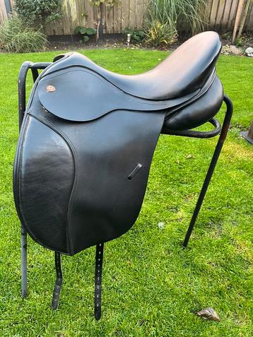 Kent en masters 17,5 inch dressuurzadel beschikbaar voor biedingen