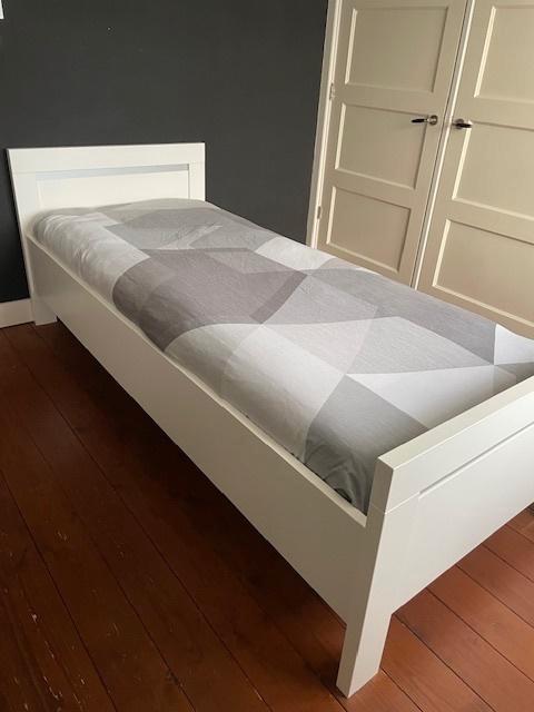 ledikant 90x220 wit, bed met elektrisch verstelbare bedbodem, Huis en Inrichting, Slaapkamer | Bedden, Zo goed als nieuw, Eenpersoons