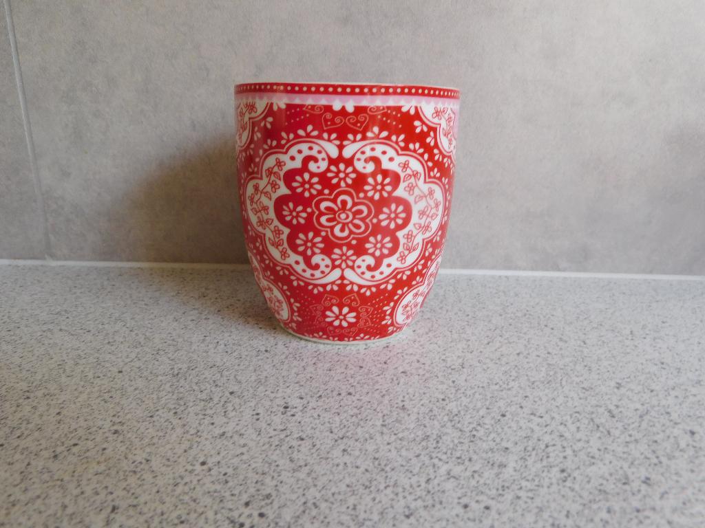 Mok zonder oor Rood Winter Poppy Room Seven, Huis en Inrichting, Keuken | Servies, Ophalen of Verzenden, Zo goed als nieuw, Overige stijlen