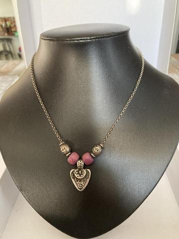 Ketting met paars accent beschikbaar voor biedingen