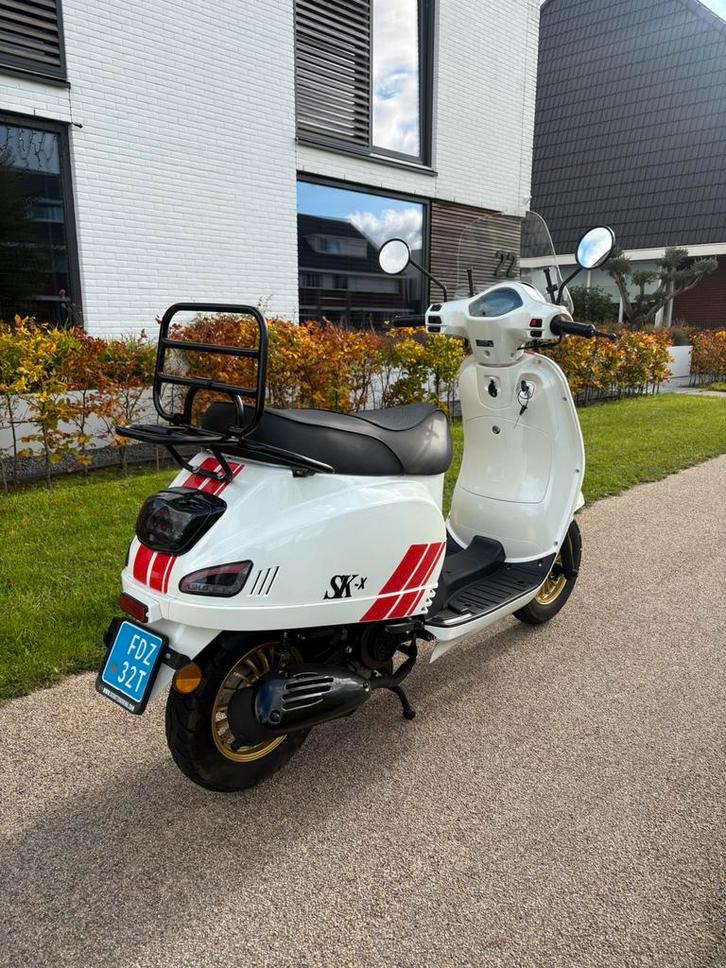 Riva btc senzo snorscooter nieuwstaat speciale uitvoering, Fietsen en Brommers, Snorfietsen en Snorscooters, Zo goed als nieuw