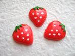 HALVE PRIJS - Aardbeien flatback ~ 17 mm ~ Rood, Ophalen of Verzenden, Nieuw, Versiering of Embellishment