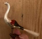 Kleine gekleurde vogel op knijper, Ophalen of Verzenden, B, C, V