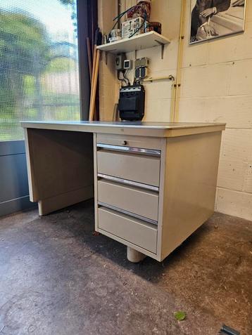 Vintage stalen Ahrend bureau . beschikbaar voor biedingen