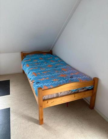 Houten bed 90x210 cm + lattenbodem + matras beschikbaar voor biedingen
