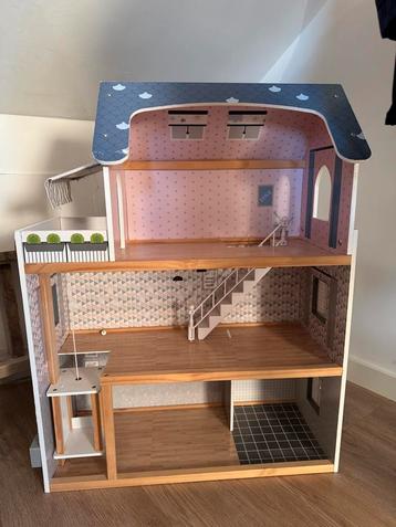 Poppenhuis 90cm hoog excl accessoires. beschikbaar voor biedingen