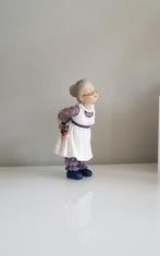 Beeldje, vrouw met brilletje, schort, beertje en cadeautje, Ophalen of Verzenden, Zo goed als nieuw, Mens