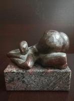 Brons beeld, Abstracte sculptuur Vrouw Liggend los op sokkel, Antiek en Kunst, Antiek | Koper en Brons, Ophalen of Verzenden, Brons