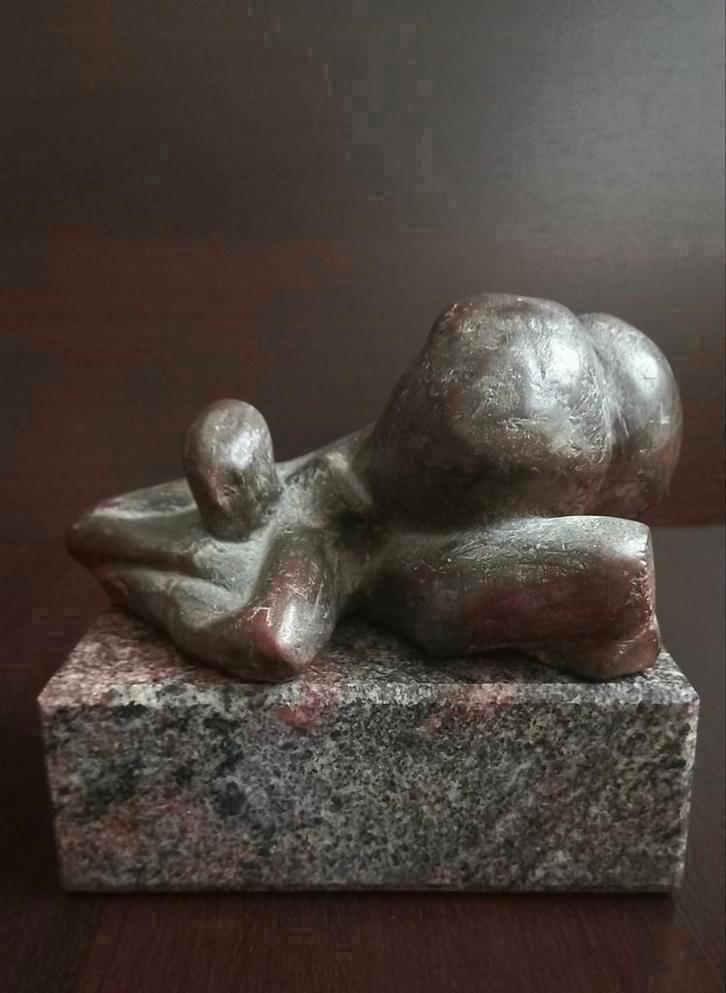 Brons beeld, Abstracte sculptuur Vrouw Liggend los op sokkel, Antiek en Kunst, Antiek | Koper en Brons, Brons, Ophalen of Verzenden