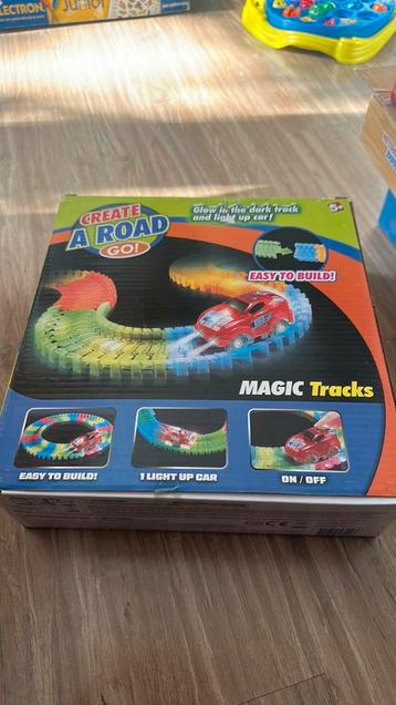 Magic Tracks – Lichtgevende racebaan met LED auto beschikbaar voor biedingen