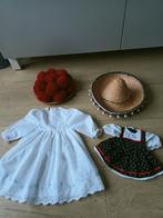 Poppenkleding, doopjurk Sonni; folklore jurkje en hoedjes, Ophalen of Verzenden, Gebruikt, Pop