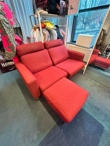 rode bank met voetenbank 2 zits