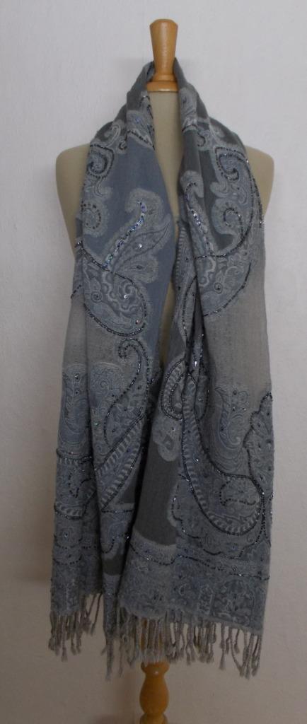 100% wol mooie batik grijze sjaal, Kleding | Dames, Mutsen, Sjaals en Handschoenen, Zo goed als nieuw, Sjaal, Maat 42/44 (L), Verzenden