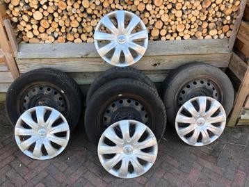 Winterbanden met velgen en doppen beschikbaar voor biedingen