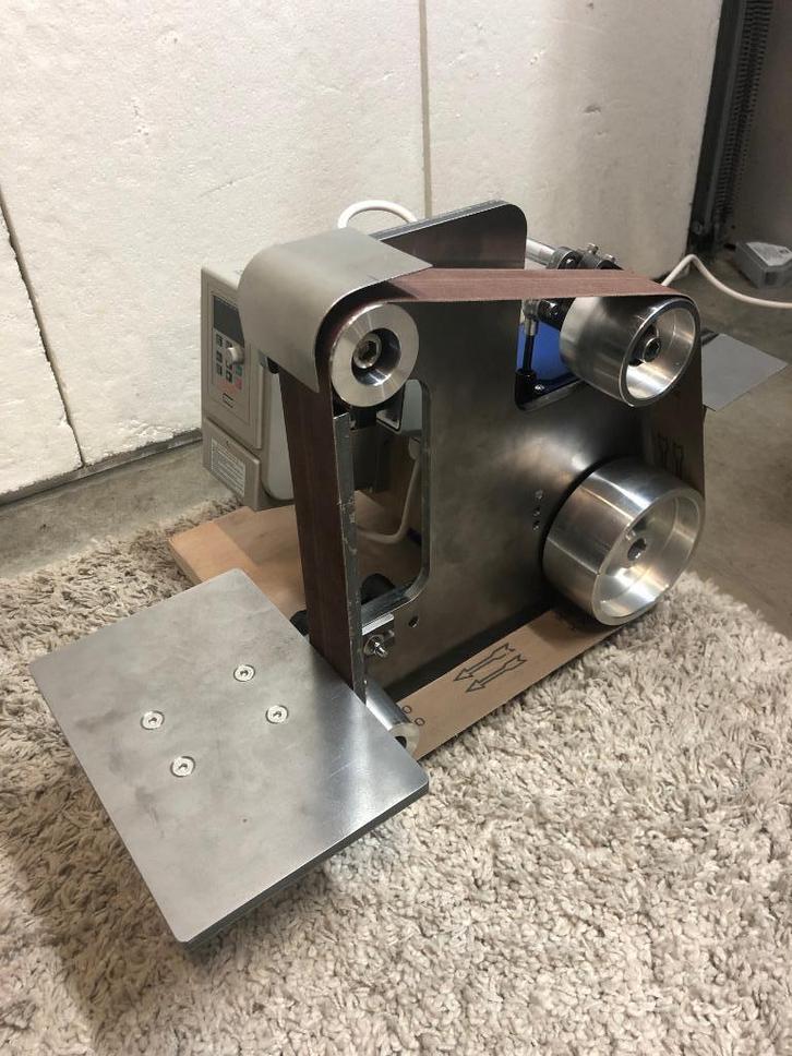 Schuurmachine voor metaal. 1500w. variabele snelheid., Doe-het-zelf en Verbouw, Gereedschap | Schuurmachines, Nieuw, Bandschuurmachine