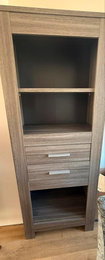 Boekenkast beschikbaar voor biedingen