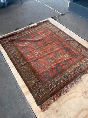 Vintage Rood Tapijt beschikbaar voor biedingen