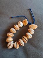 Schelpen armband met blauw koord uit papua new guinea, Antiek en Kunst, Ophalen of Verzenden
